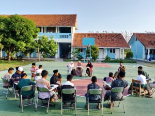 Pesantren Modern At-Tin UMP mengupayakan pendekatan pendidikan Al-Qur'an yang tidak hanya bertujuan untuk capaian hafalan tetapi juga pemahaman yang bijaksana dan reflektif.